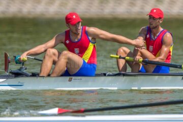 Cosmin Pascari (stânga) a început pregătirea la lotul olimpic de seniori al României