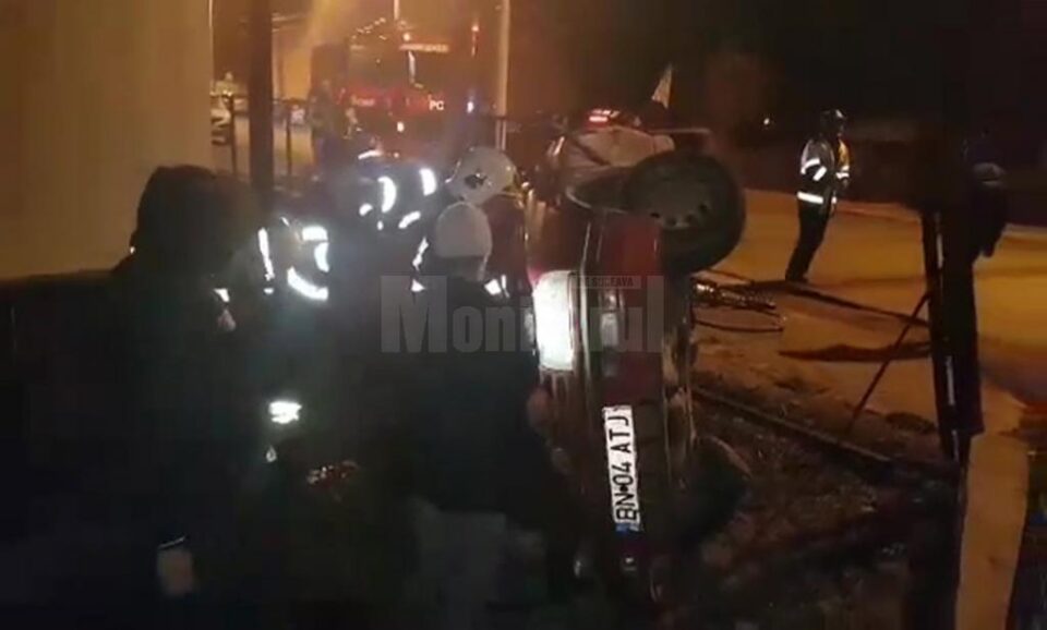 Mașina în care era patru tineri s-a răsturnat după ce a lovit un stâlp și un gard, unul dintre pasageri fiind în stare gravă