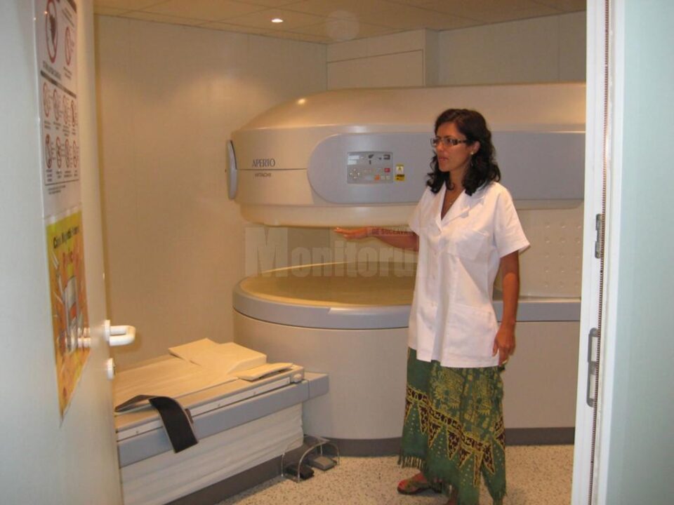 Aparat de rezonanță magnetică nucleară (RMN)