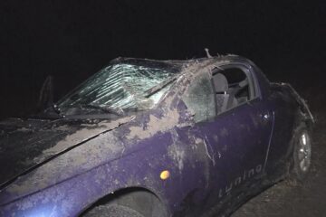 Autoturismul cu cei trei tineri s-a răsturnat de mai multe ori pe câmpul din preajma drumului