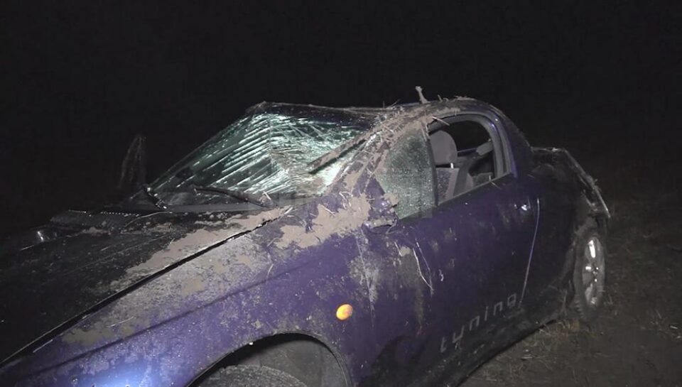 Autoturismul cu cei trei tineri s-a răsturnat de mai multe ori pe câmpul din preajma drumului