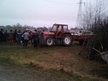 Zeci de locuitori din Bilca au curățat albia pârâului de unde se captează apa pentru comună