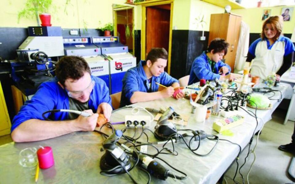 Bursa profesională nu poate fi cumulată cu bursele sociale. Foto: www.adevarul.ro Bursa profesională nu poate fi cumulată cu bursele sociale. Foto: www.adevarul.ro
