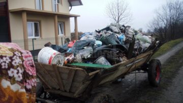 Zeci de locuitori din Bilca au curățat albia pârâului de unde se captează apa pentru comună