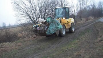 Zeci de locuitori din Bilca au curățat albia pârâului de unde se captează apa pentru comună