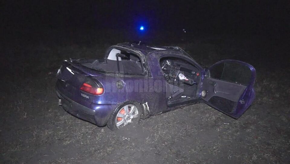 Doi dintre tinerii aflați în autoturism au ajuns la spital, pentru îngrijiri medicale