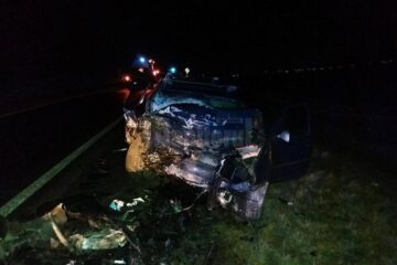 În urma impactului, autoturismul condus de tânărul de 18 ani a fost proiectat în afara parții carosabile