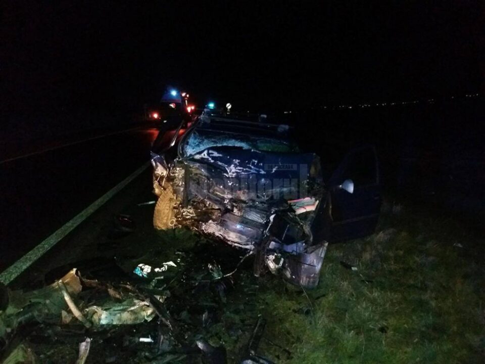 În urma impactului, autoturismul condus de tânărul de 18 ani a fost proiectat în afara parții carosabile În urma impactului, autoturismul condus de tânărul de 18 ani a fost proiectat în afara parții carosabile