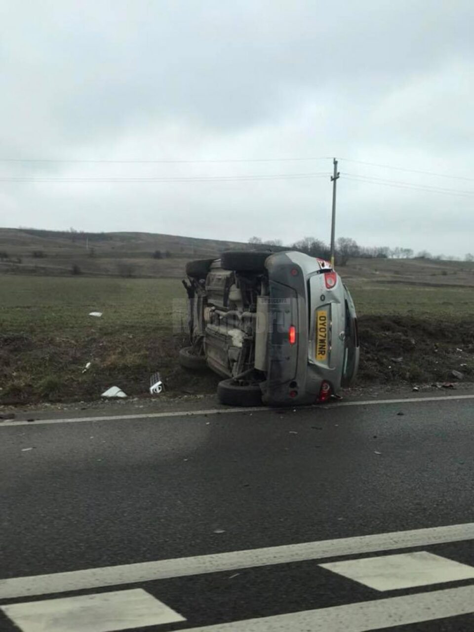 Autoturismul Nissan s-a răsturnat în afara șoselei