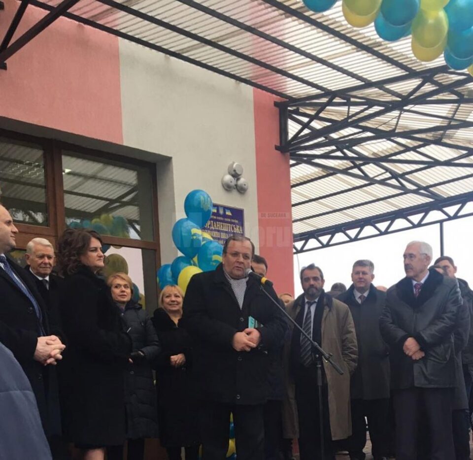 Gheorghe Flutur a fost prezent la inaugurarea unei școli romanești dintr-un sat din Ucraina Gheorghe Flutur a fost prezent la inaugurarea unei școli romanești dintr-un sat din Ucraina