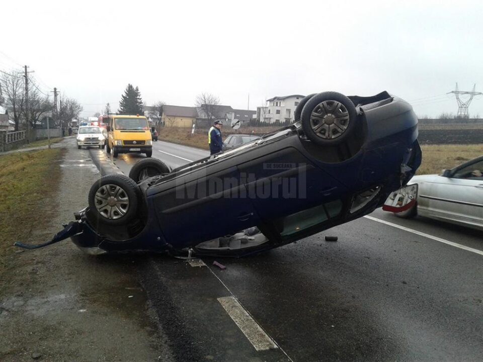 Autoturismul a fost apoi proiectat pe contrasens, unde s-a răsturnat