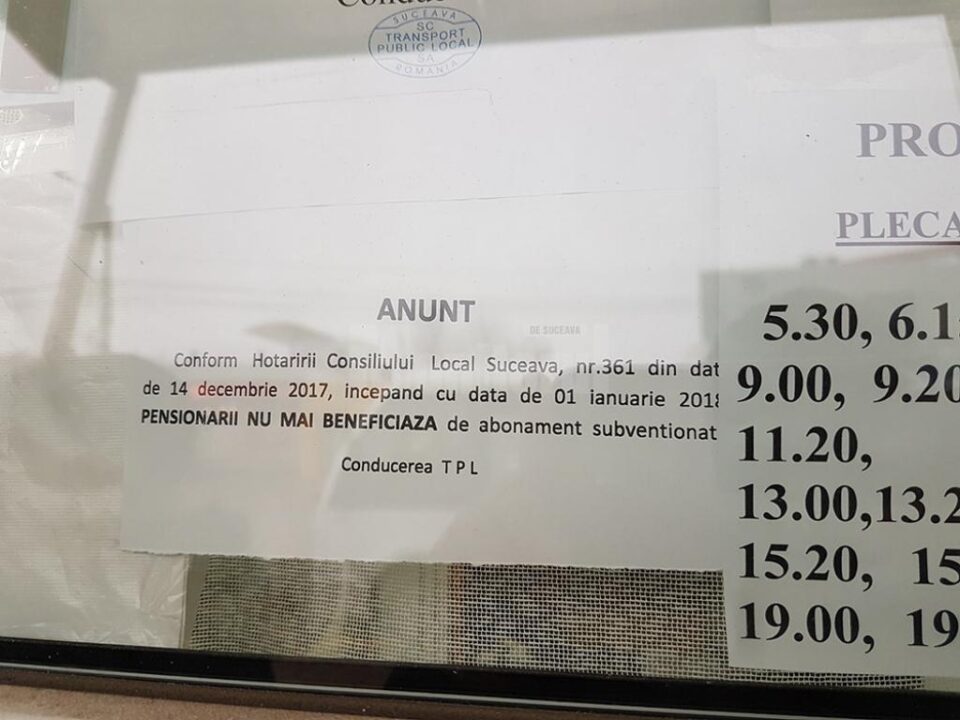 Anunțul prin care pensionarii sunt informați că nu mai beneficiază de facilitați la transportul în comun
