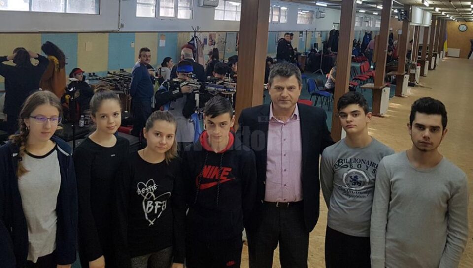 Antrenorul Ștefan Buiucliu alături de cei șase sportivi la Campionatul Național