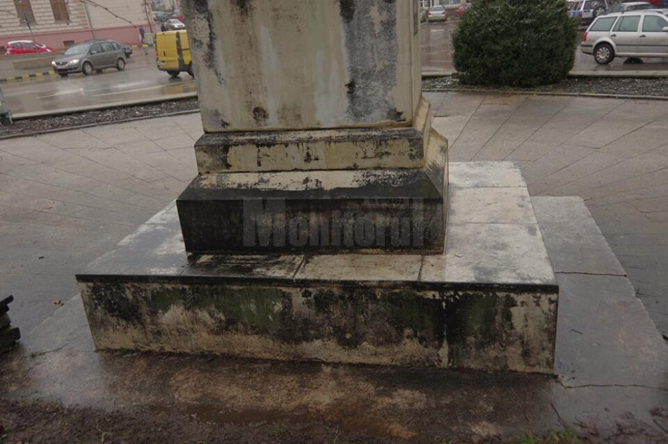 Odată alb, în prezent, soclul a căpătat puternice tente de negru, verde, gri murdar, din cauza infiltrațiilor și a murdăriei
