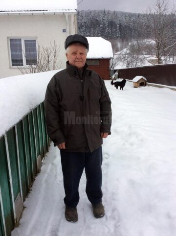 Nea Adolf în curtea gospodăriei