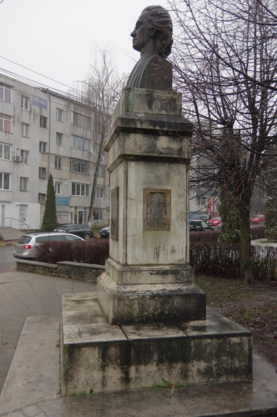 Nici soclul și nici bustul poetului nu au fost iertate de trecerea timpului