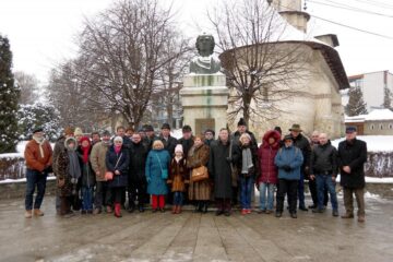 Coroane de flori depuse de oficialități, luni, la bustul poetului Mihai Eminescu din municipiul Suceava