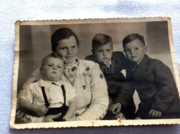 Mama Barbara cu cei trei copii (Adolf este cel ținut în brațe)