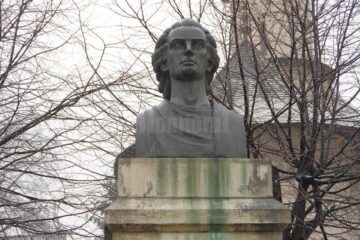 Bustul din bronz al lui Mihai Eminescu a fost dezvelit în 1992