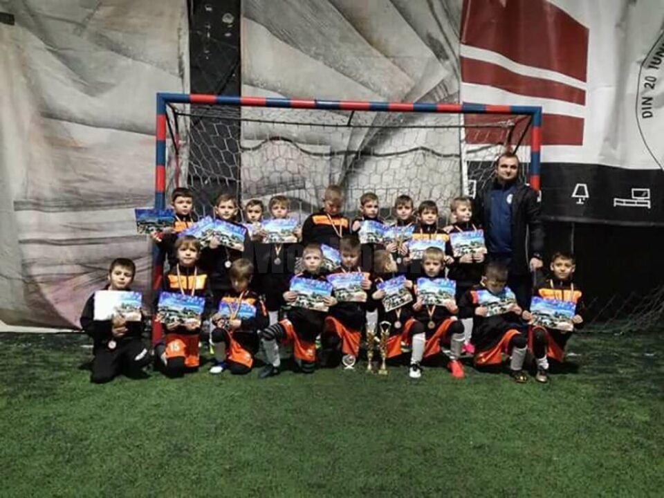 Micii fotbaliști de la Juniorul Suceava prezintă trofeele câștigate la Iași