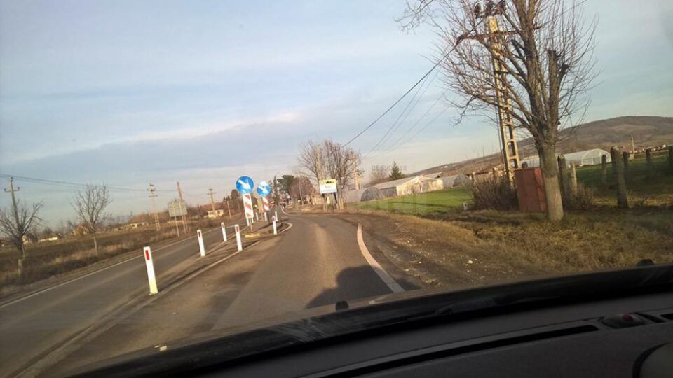Cușnir arată ca de la Reghin la Târgu Mureș au fost amenajate alveole de calmare a traficului Cușnir arată ca de la Reghin la Târgu Mureș au fost amenajate alveole de calmare a traficului