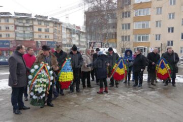 Luni, 15 ianuarie, oficialități locale și județene au depus coroane de flori la bustul poetului Mihai Eminescu din municipiul Suceava