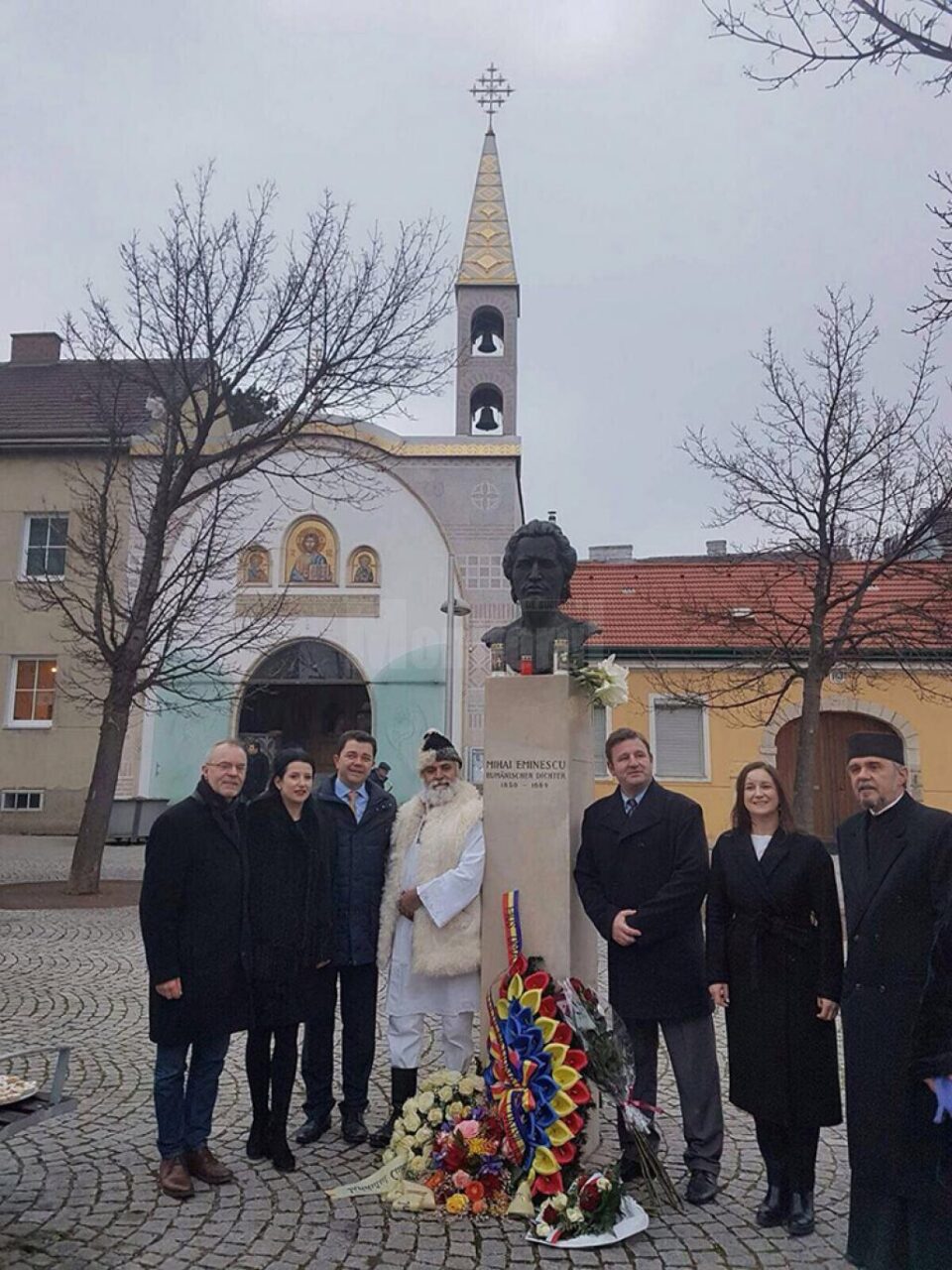 Reprezentanții CJ Suceava au depus, ieri, o jerbă de flori la statuia lui Mihai Eminescu, amplasată în Stadtpark, Viena Reprezentanții CJ Suceava au depus, ieri, o jerbă de flori la statuia lui Mihai Eminescu, amplasată în Stadtpark, Viena