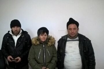 Viorel Costel Ciornei (stânga), unul din tinerii bătuți, și părinții lui Ioan Gambeschi