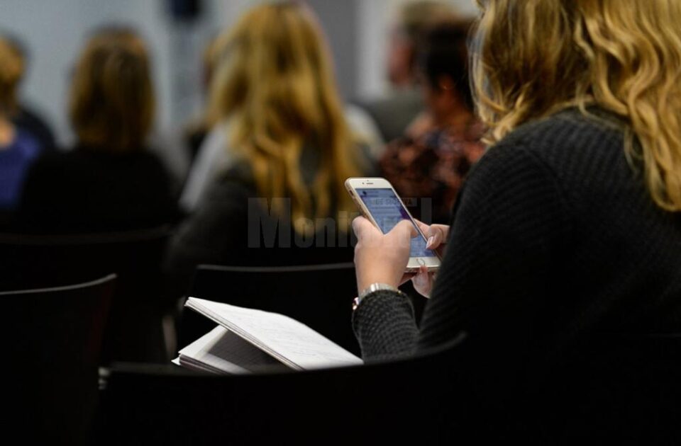 Elevii nu vor mai avea voie cu telefoane în timpul orelor