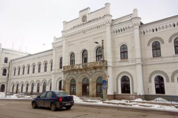 Fațada dinspre parc, aproape finalizată