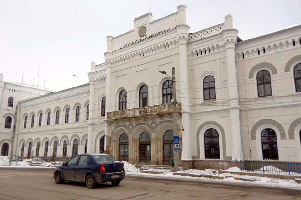 Fațada dinspre parc, aproape finalizată