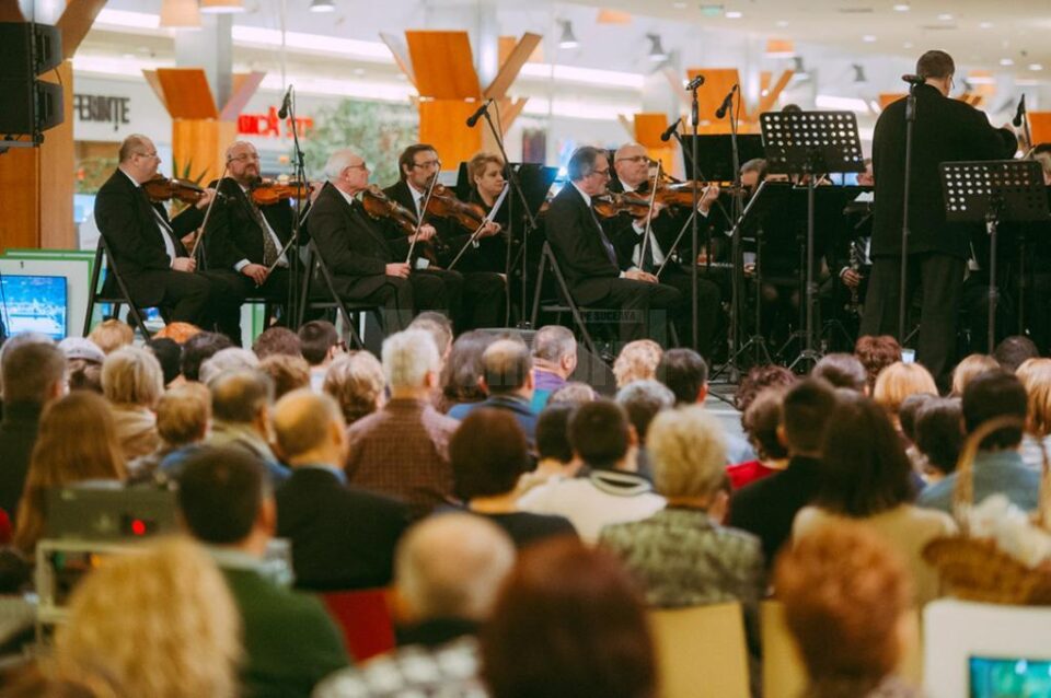 Trupa "Distinto" și Filarmonica Botoșani, în concert la Iulius Mall