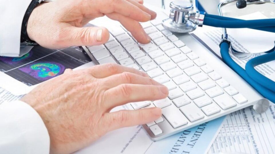 Peste 7% dintre medicii de familie suceveni au peste 65 de ani. Foto: paradisi