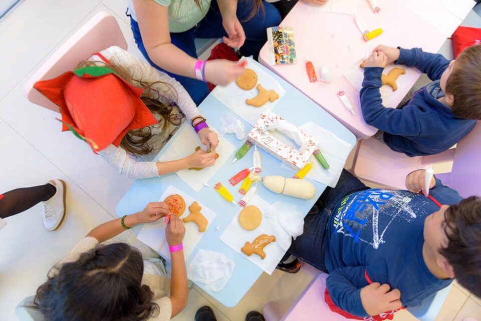 Se caută voluntari pentru pregătirea școlară a copiilor din centrele de plasament din Suceava
