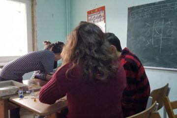 Se caută voluntari pentru pregătirea școlară a copiilor din centrele de plasament din Suceava