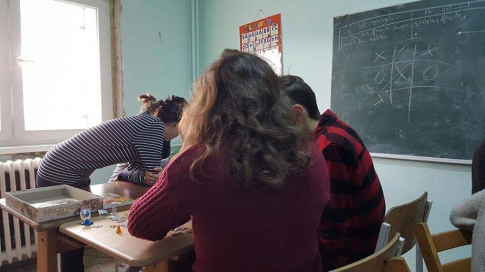Se caută voluntari pentru pregătirea școlară a copiilor din centrele de plasament din Suceava