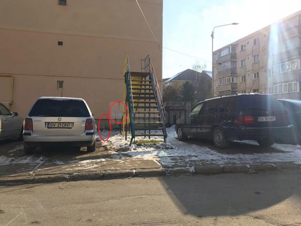 Un tobogan dintr-un loc de joacă de pe strada Avântului se termină într-un bloc