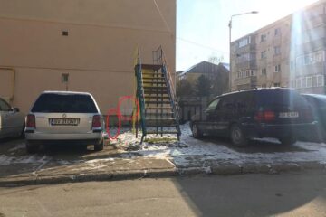 Un tobogan dintr-un loc de joacă de pe strada Avântului se termină într-un bloc