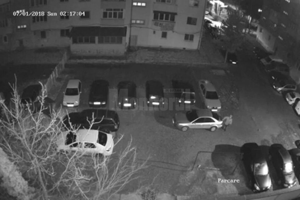 Individul înregistrat în urmă cu o săptămână, în timp ce căuta în timpul nopții bunuri de furat de pe mașini parcate în cartierul Burdujeni Individul înregistrat în urmă cu o săptămână, în timp ce căuta în timpul nopții bunuri de furat de pe mașini parcate în cartierul Burdujeni