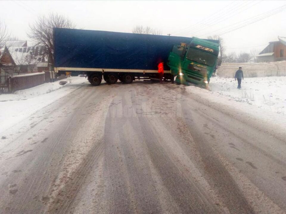 Un tir a derapat la Ratoș, pe E 85