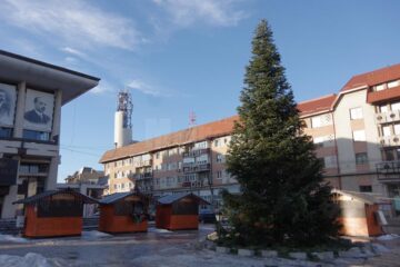 Decorațiunile din brad au fost strânse deja, dar căsuțele de lemn ar putea rămâne până la Paște