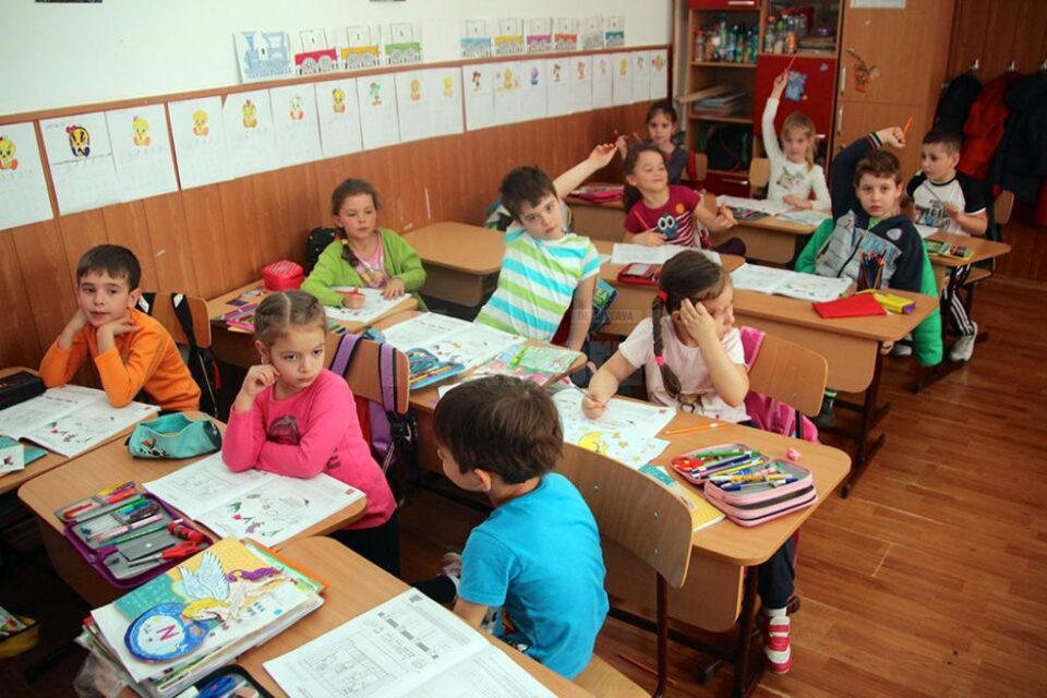Chestionarul poate fi completat și de elevi