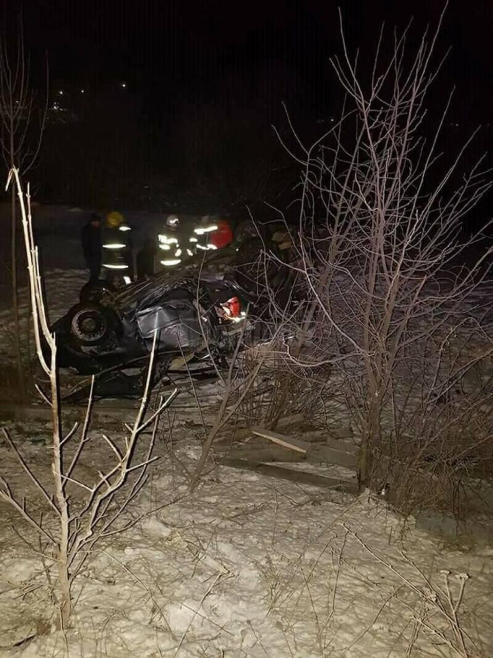 Autoturismul s-a rasturnat pe cupola in afara drumului