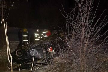 Autoturismul s-a rasturnat pe cupola in afara drumului