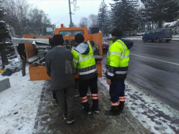 Primăria Suceava a trecut la demontarea panourilor publicitare neautorizate