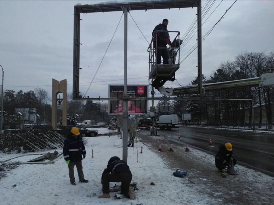 Până la finele lunii vor fi demontate 29 de panouri publicitare neautorizate