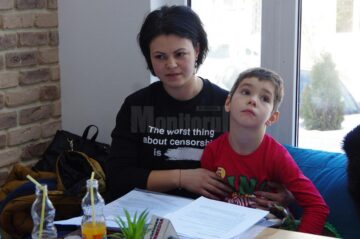 Un copil de 7 ani, cu o boală genetică rară, are nevoie de 90.000 de euro pentru un aparat care îi permite o viață normală
