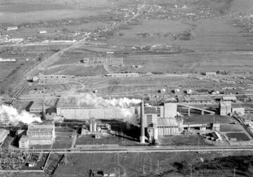 Platforma industrială Valea Sucevei înainte de construcția cartierului Cuza Vodă. În fundal se văd casele și terenurile pe locul cărora s-a construit noul cartier de blocuri