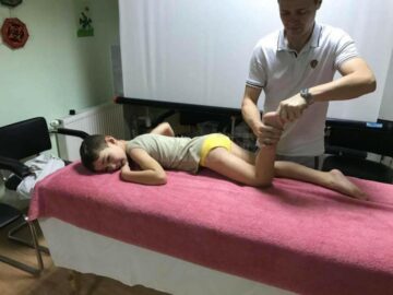 Un copil de 7 ani, cu o boală genetică rară, are nevoie de 90.000 de euro pentru un aparat care îi permite o viață normală
