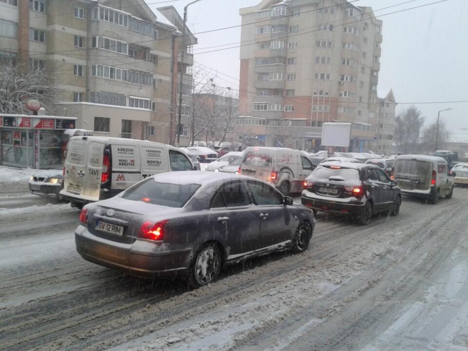 Trafic îngreunat de zăpadă, pe străzile și trotuarele din Suceava, luni dimineața
